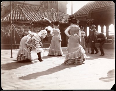 Fünf Schauspielerinnen in Kostümen proben auf dem Dach des wahrscheinlich New York Theatre, New York, 1900 von Byron Company